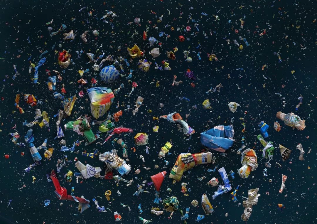 她痴迷于海边捡垃圾,拍出美到窒息的照片,然而背后的真相令人触目惊心