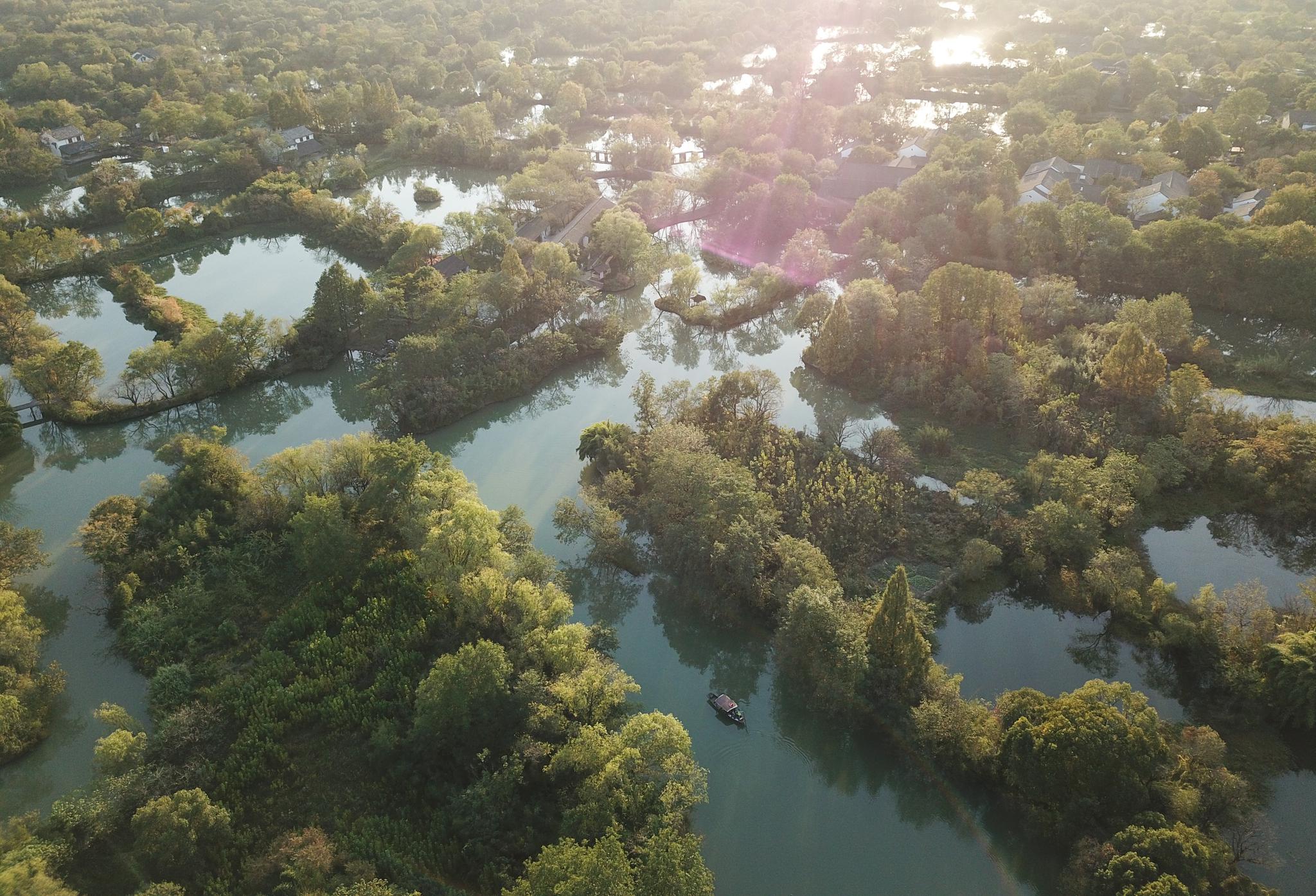 7,两侧植被丰茂,生态良好,景观优美"绿堤"寓意西溪国家湿地公园和杭州