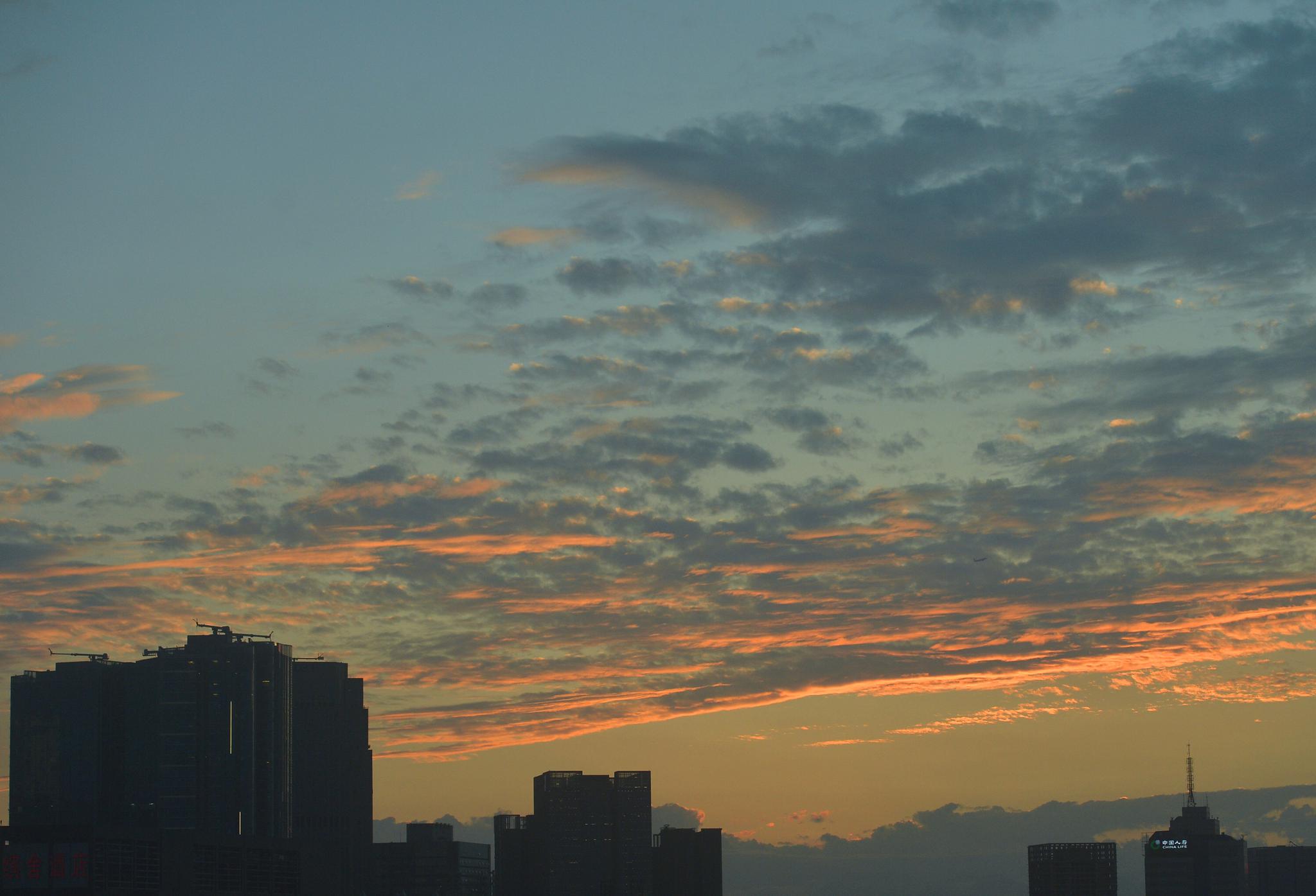 图集|晚霞中的成都 飞机划过长空_新浪新闻