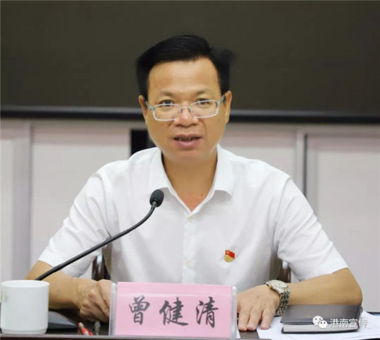 贾绍学宣读港南区2017年度征兵工作先进单位和个人表彰文件赵建伟宣读