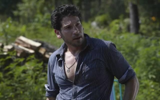 本剧的主角弗兰克·卡斯特,或许你不会陌生,他曾饰演《行尸走肉》里