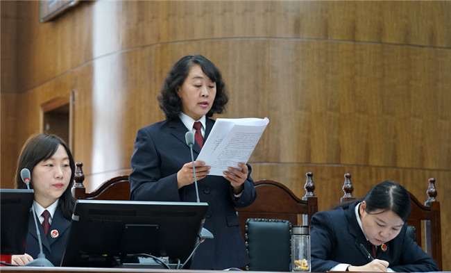 2018年12月,云南省曲靖市麒麟区检察院检察长张红梅出庭支持公诉一起