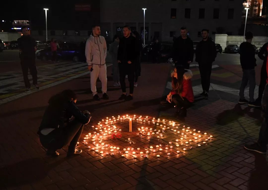  11月27日，在阿尔巴尼亚地拉那，人们点燃蜡烛哀悼地震遇难者。新华社记者 张立云摄