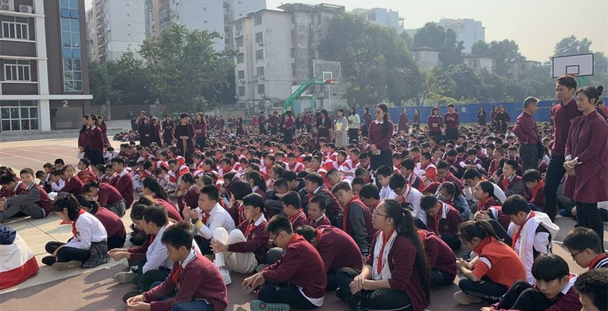 地震发生后，南宁一小学1500余名学生被安全疏散至操场。 受访者供图