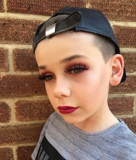 这位小男孩用自己的超能化妆术,成为美妆界的新晋网红