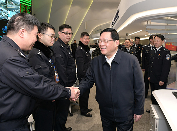 春节,元宵期间,上海公安机关持续启动高等级勤务,每日投入3万余名警力