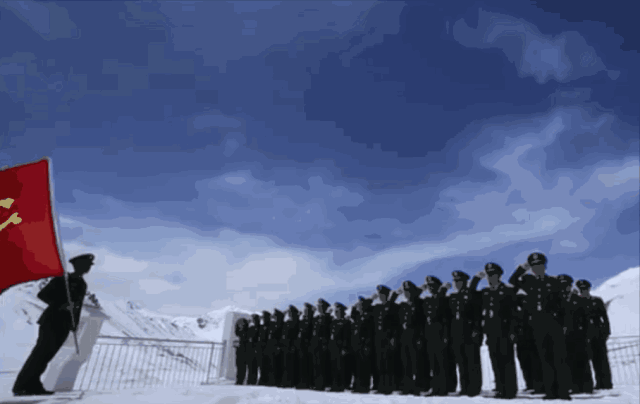 ""小伙子,你们一个月拿多少钱,临走前他们问官兵:给再多的钱也要下山