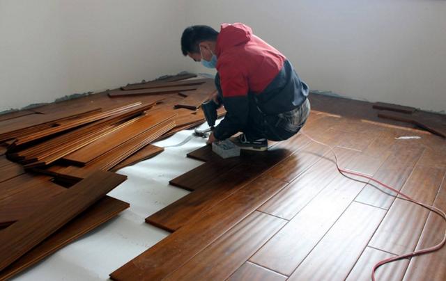 铺木地板前不要打龙骨了,师傅只是铺一张膜就搞定,太聪明了