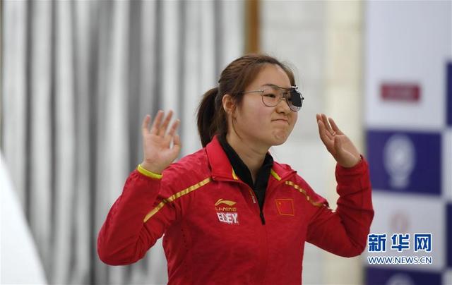 选手阿鲁诺维奇(左)和季军中国选手王倩在女子10米气手枪颁奖仪式上