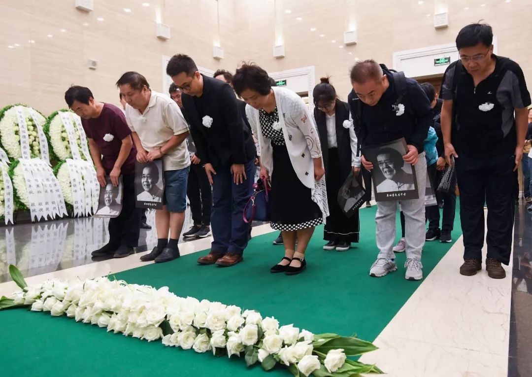 9月15日,人们为单田芳师长送走。当日,评书行家单田芳告别仪式在北京八宝山举走。来自全国各地的群多自愿来到八宝山为单田芳师长送走。新华社记者 陈晔华 摄