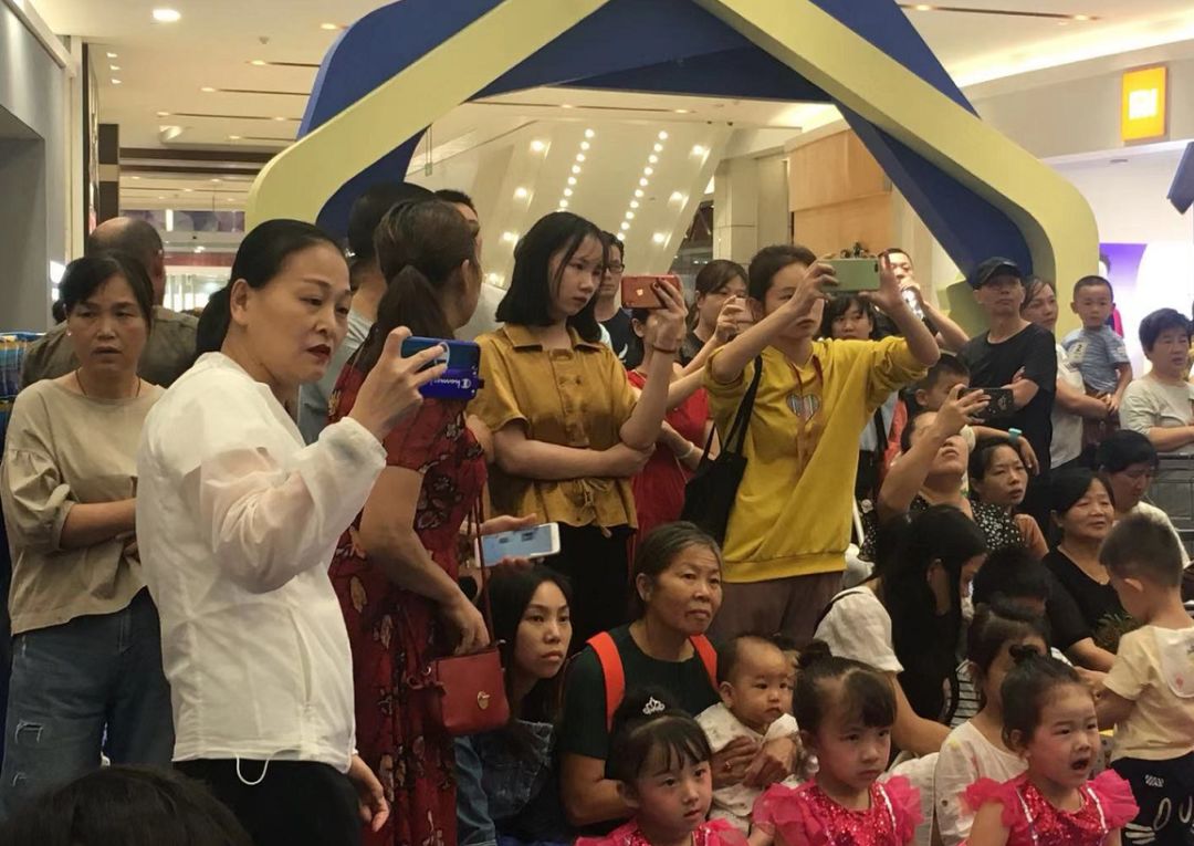 武汉这个人气最旺的购物中心里，孩子们在嘉年华现场玩疯了……