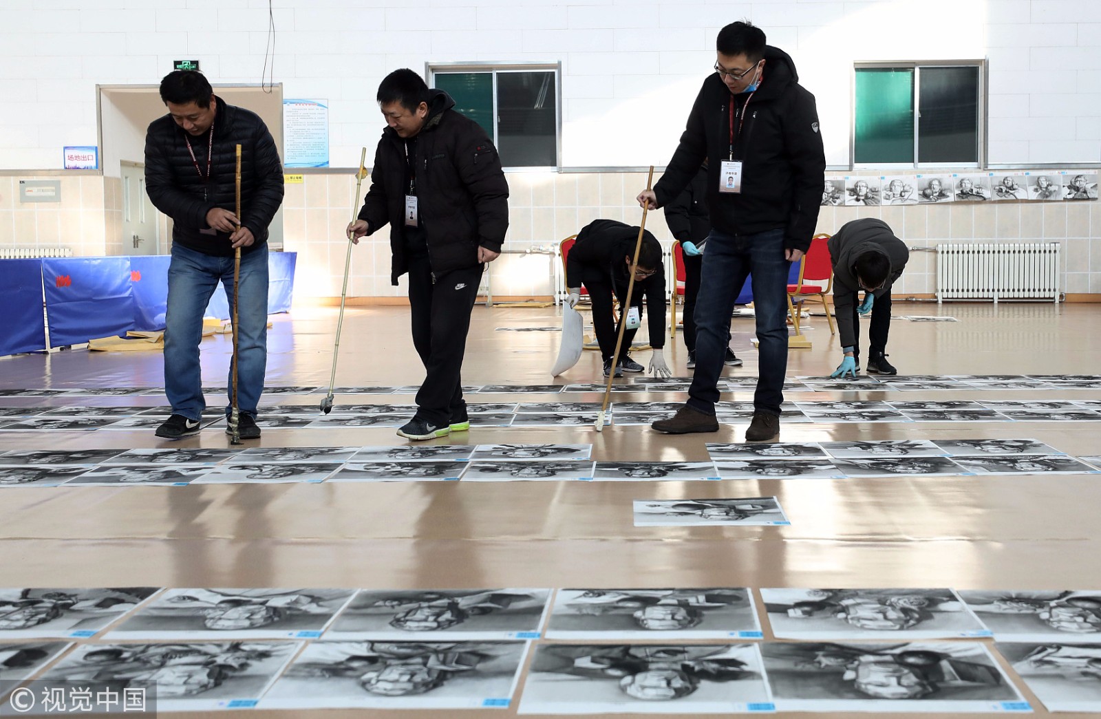 美术统考阅卷现场,老师穿梭"画海"评分