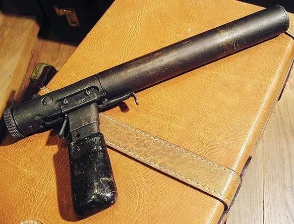 别笑二战英军刺客最爱奇葩消音手枪外形酷似冷兵器