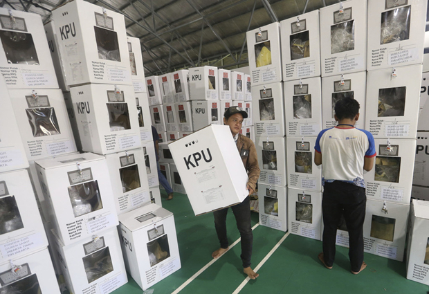 4月16日，工作人员正在打包投票箱，准备分发至各投票站  @东方IC