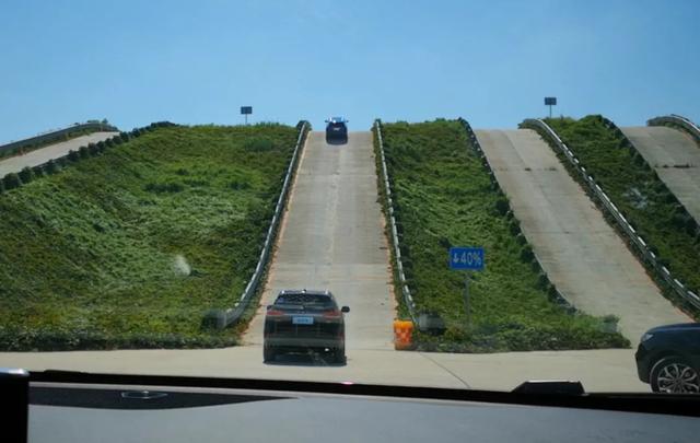 vv6用事实证明,40度坡不算什么,甚至50度坡看起来也轻而易举.