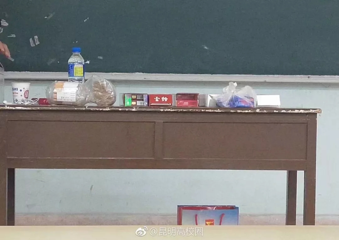 云南农大回应“学生上课集体抽烟”：是感官评析课_荔枝网新闻