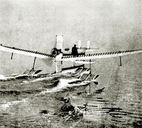 世界上第一架水上飞机试飞成功