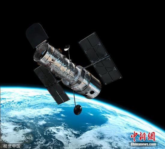 资料图：美国宇航局/欧空局的哈勃太空望远镜环绕地球运行。图片来源：视觉中国