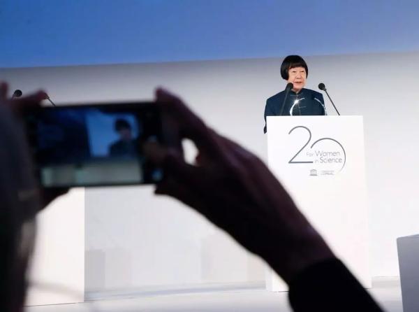 3月22日,法国巴黎,中国科学家张弥曼获颁“世界杰出女科学家奖”后致辞。视觉中国 图