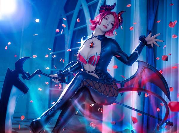 韩国御姐cos王之袭击魅魔身材火辣颜值逆天