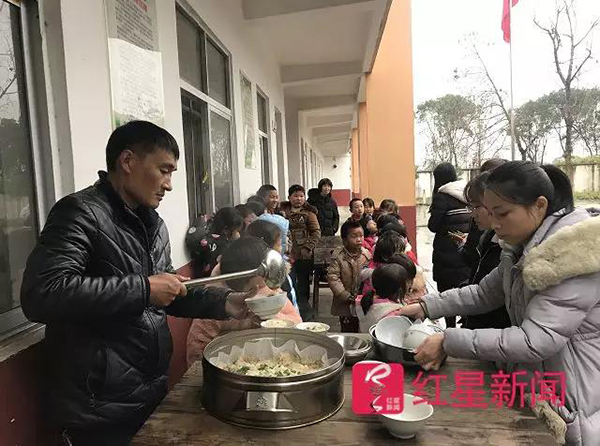 记者在学校采访的两天，章站亮给学生做了肉丝豆腐汤和糯米排骨。图片来源：红星新闻