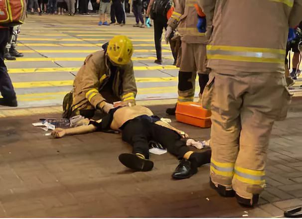 消防员为受害男子进行急救（图片来源：港媒）