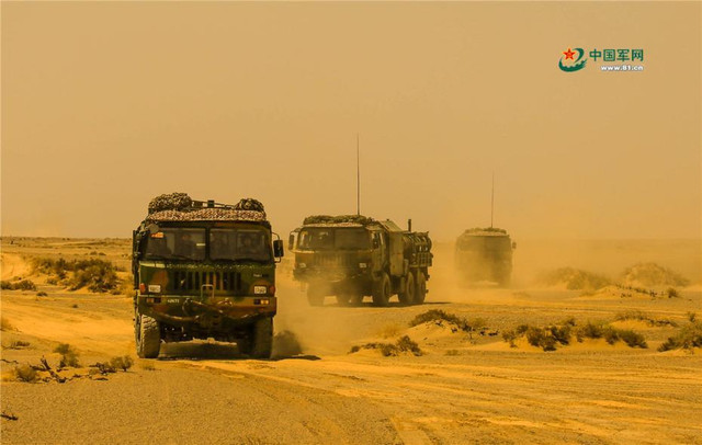 战场机动沙尘飞扬,各型防空武器亮相