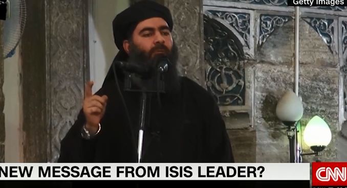 cnn视频截图 背景图为2014年巴格达迪在公开视频中露面