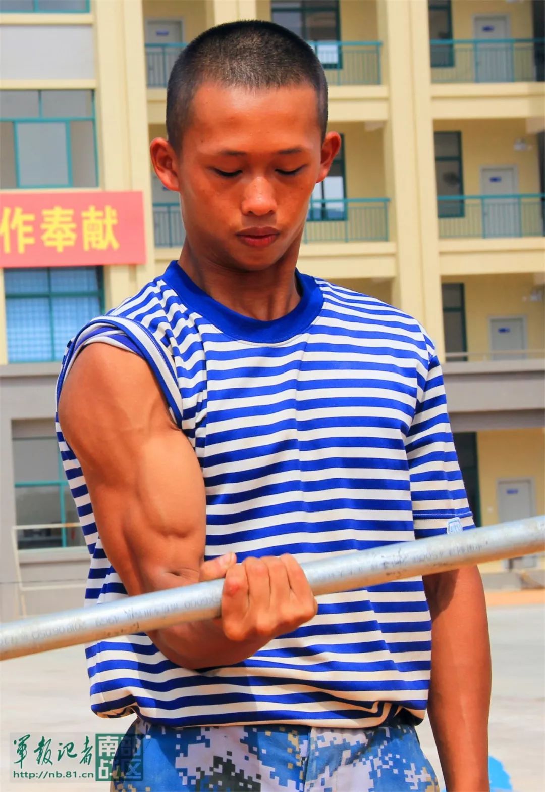 肌肉男.摄影:姚久伟拔河.摄影:余中浩这次要投50米.