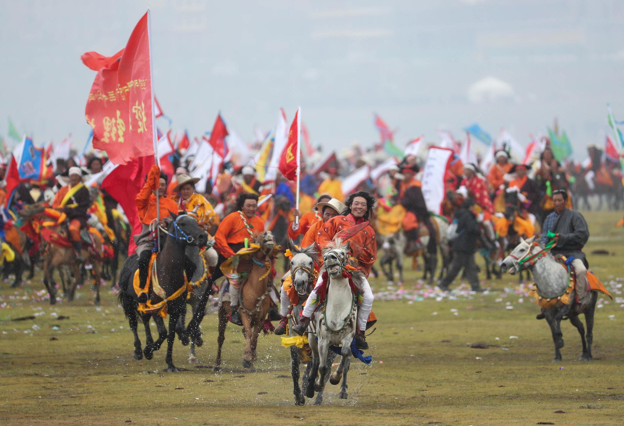 四川理塘县:八一赛马节开幕