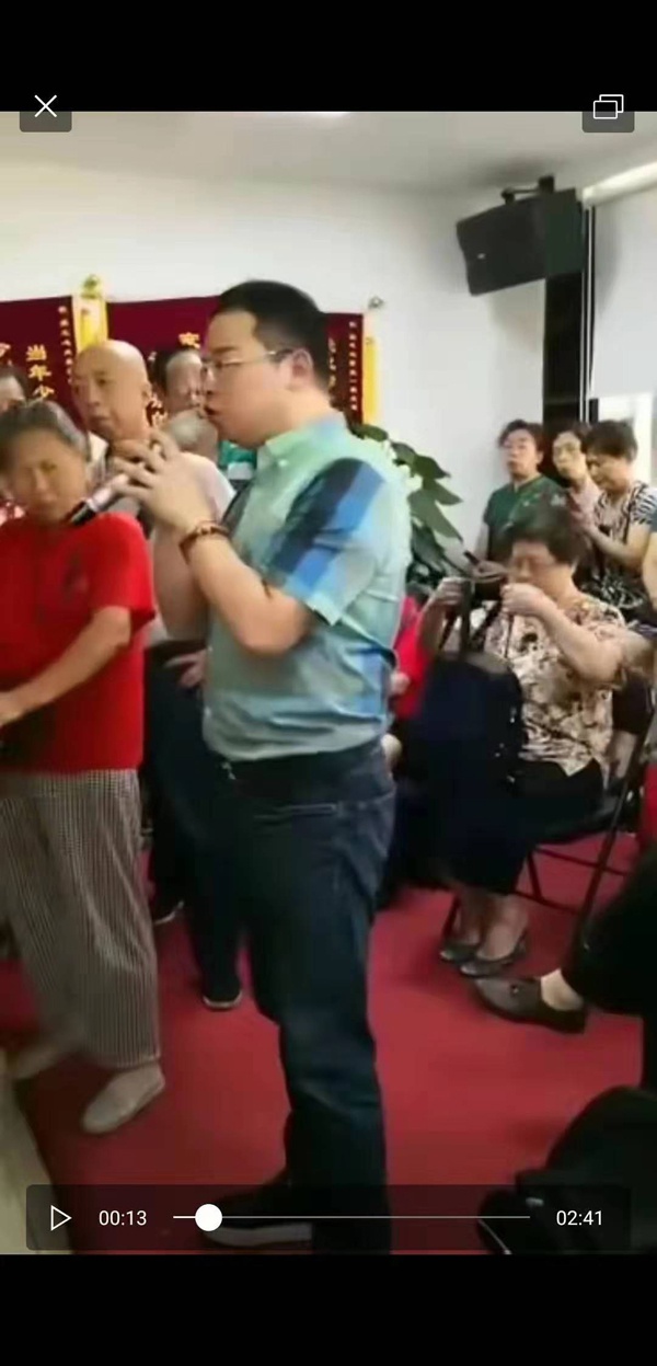 爱之心法定代表人干罗佳,案发前安抚受害老人 视频截图