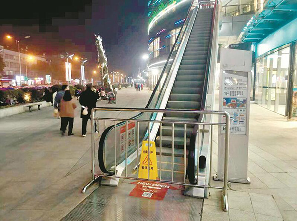 事发扶梯昨晚已停运。楚天都市报 图