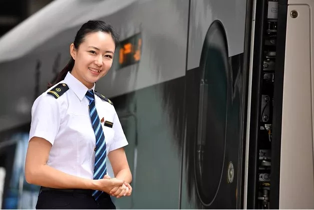 动车时速多少:中国首条时速350公里高铁十周岁 多少政要打过卡 7月10日,徐颖在天津站正欢迎旅客登车,她曾是2008年京津城际首发列车长。新华社记者 李然 摄