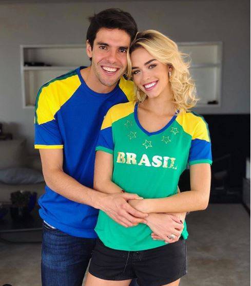 有情人终成眷属卡卡甜蜜拥吻求婚女友