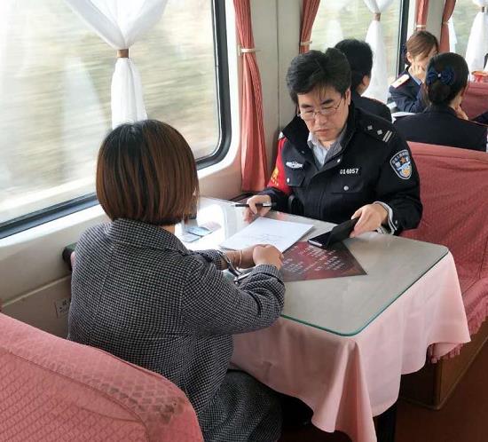女子在广州至天津列车上“讲课”，乘警询问发现其为传销头目