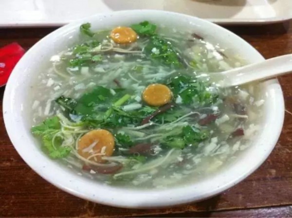 在传统的豆腐汤基础上选用纯草鸡汤作原汤熬制,放入豆腐花,豆斋饼