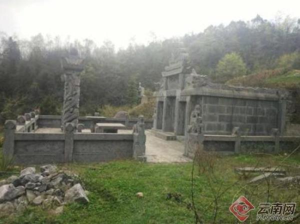村副支书被指建豪华“活人墓”。  村民供图