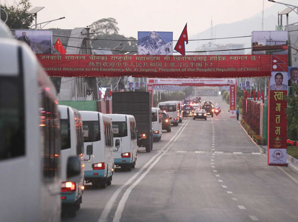 　　10月12日，尼泊尔首都加德满都，车队经过一道道迎宾拱门。新华社记者丁林摄