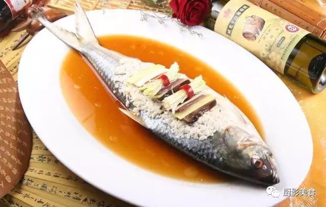 太雕蒸鲥鱼 "太雕蒸"则使用了咸亨酒家的太雕,混合醇鲜加饭酒和浓甜善