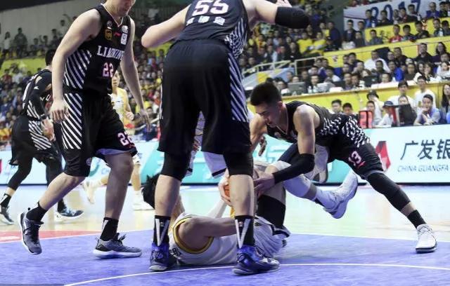 惊现"断子绝孙脚",cba总决赛赛场险爆发冲突