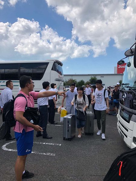 旅游团口述关西机场撤离听说使馆派车来接好多人欢呼祖国万岁
