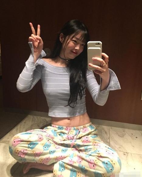 雪莉坐着自拍肚子一点赘肉都没有她的胸型女生都会羡慕想要