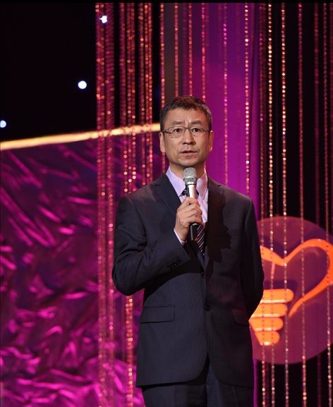 央视著名主持人白岩松主持深圳关爱行动表彰晚会 关键词:高度