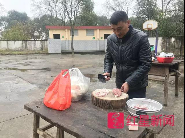 章站亮以前就经常给学校的年轻老师做饭。