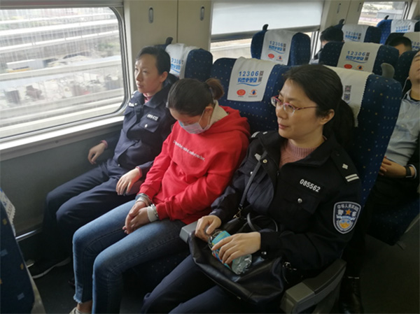 法者女警沈红玲的三八节凌晨押嫌犯凯旋曾怀孕八月执勤