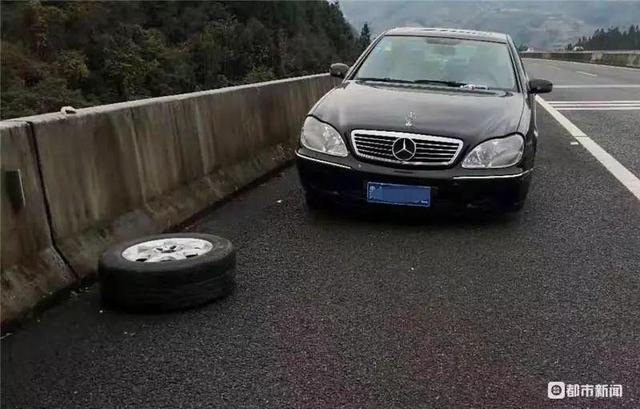 奔驰车高速路上违停,原来是车轮跑掉了