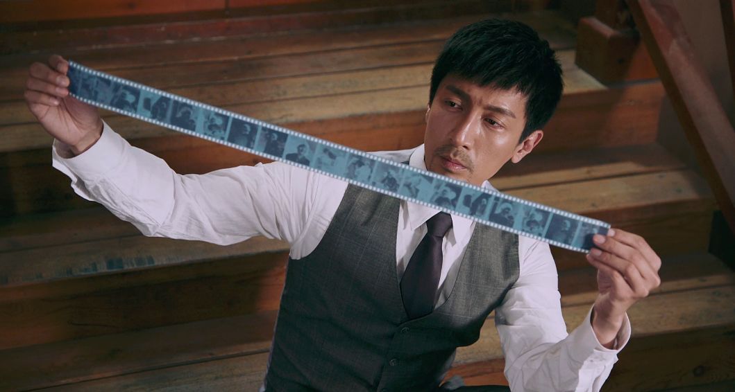 (张鲁一饰)接到中共特科的一项秘密任务,前往东北寻找传奇英雄颜红光