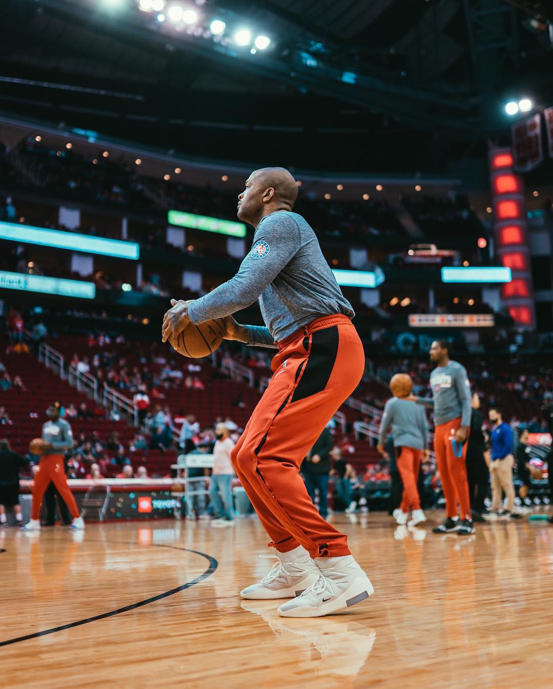 穿着几万块钱打比赛!"鞋王" 塔克上脚全新 air fear of god 1!