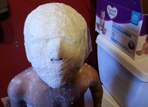 国外母亲用石膏包住儿子的头部 只为实现他的愿望变身成电影角色|浣熊