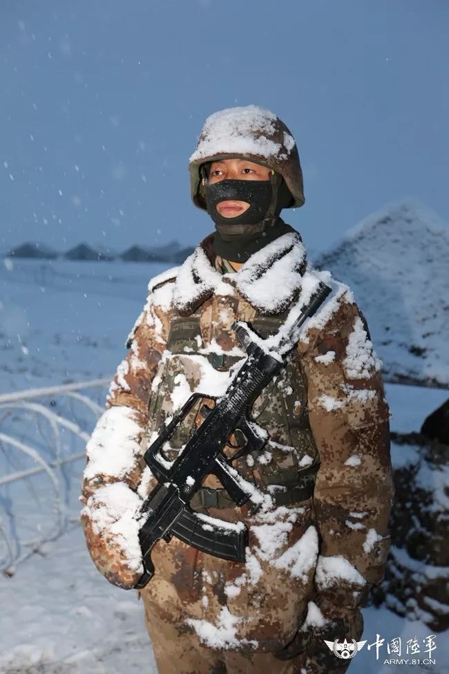 在大雪中执勤(崔获阳 摄)哨位上的美景(罗俊博 摄)当然为了更好的适应